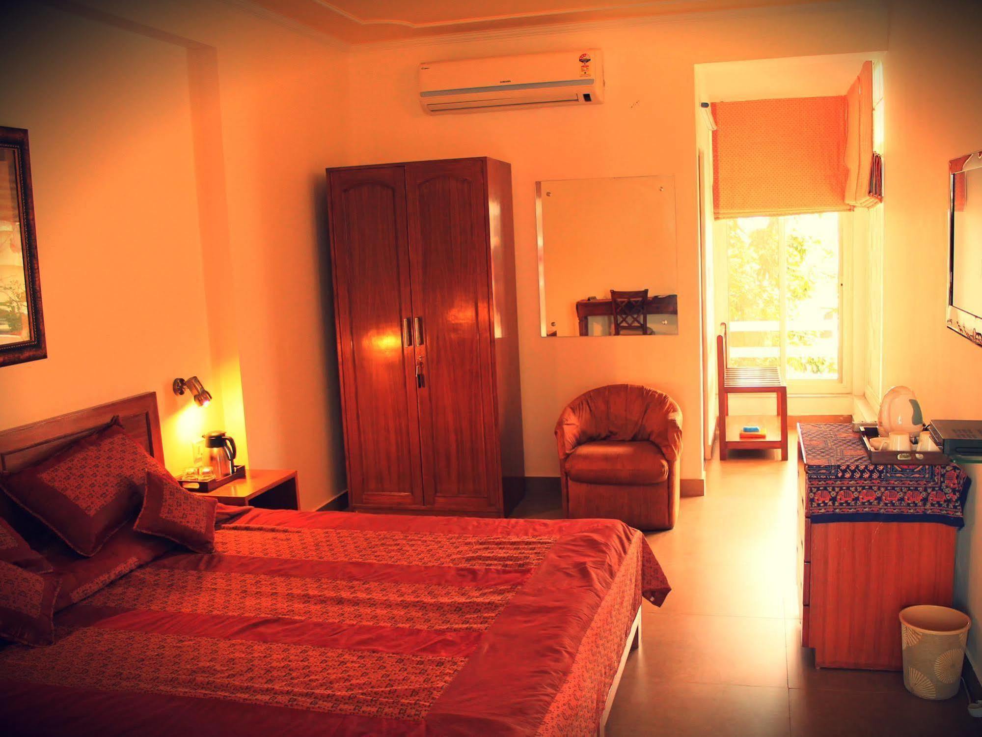 Giri Homestay By Vista Rooms Jaipur Exterior photo