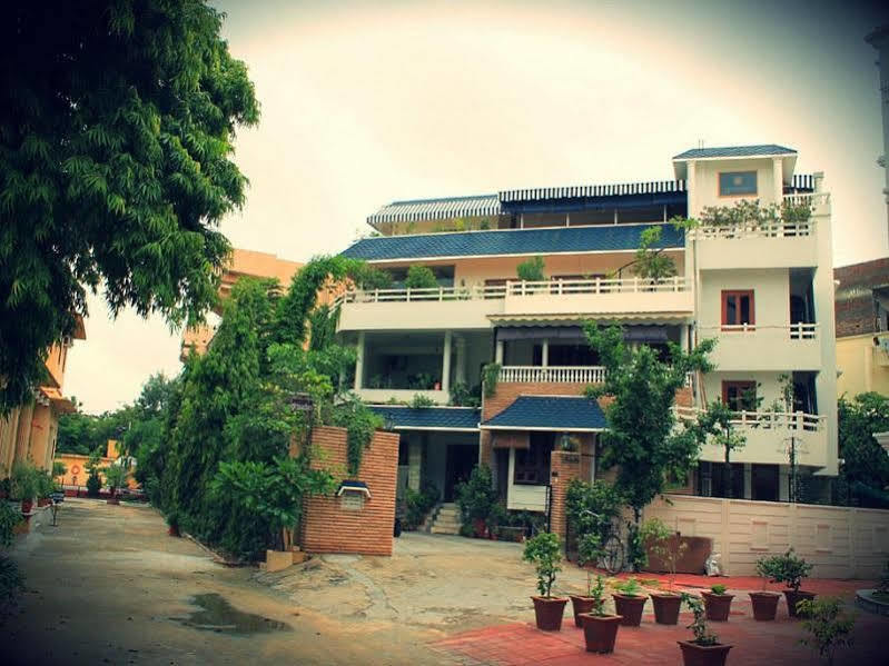 Giri Homestay By Vista Rooms Jaipur Exterior photo