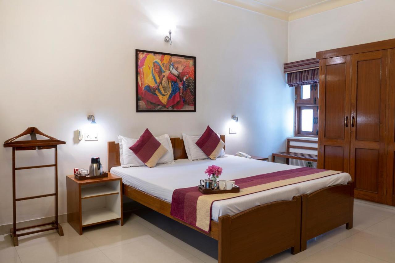 Giri Homestay By Vista Rooms Jaipur Exterior photo